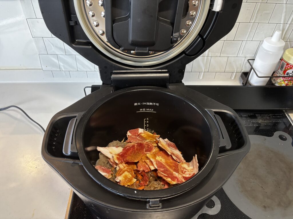 ホットクックで具材を炒めている調理工程