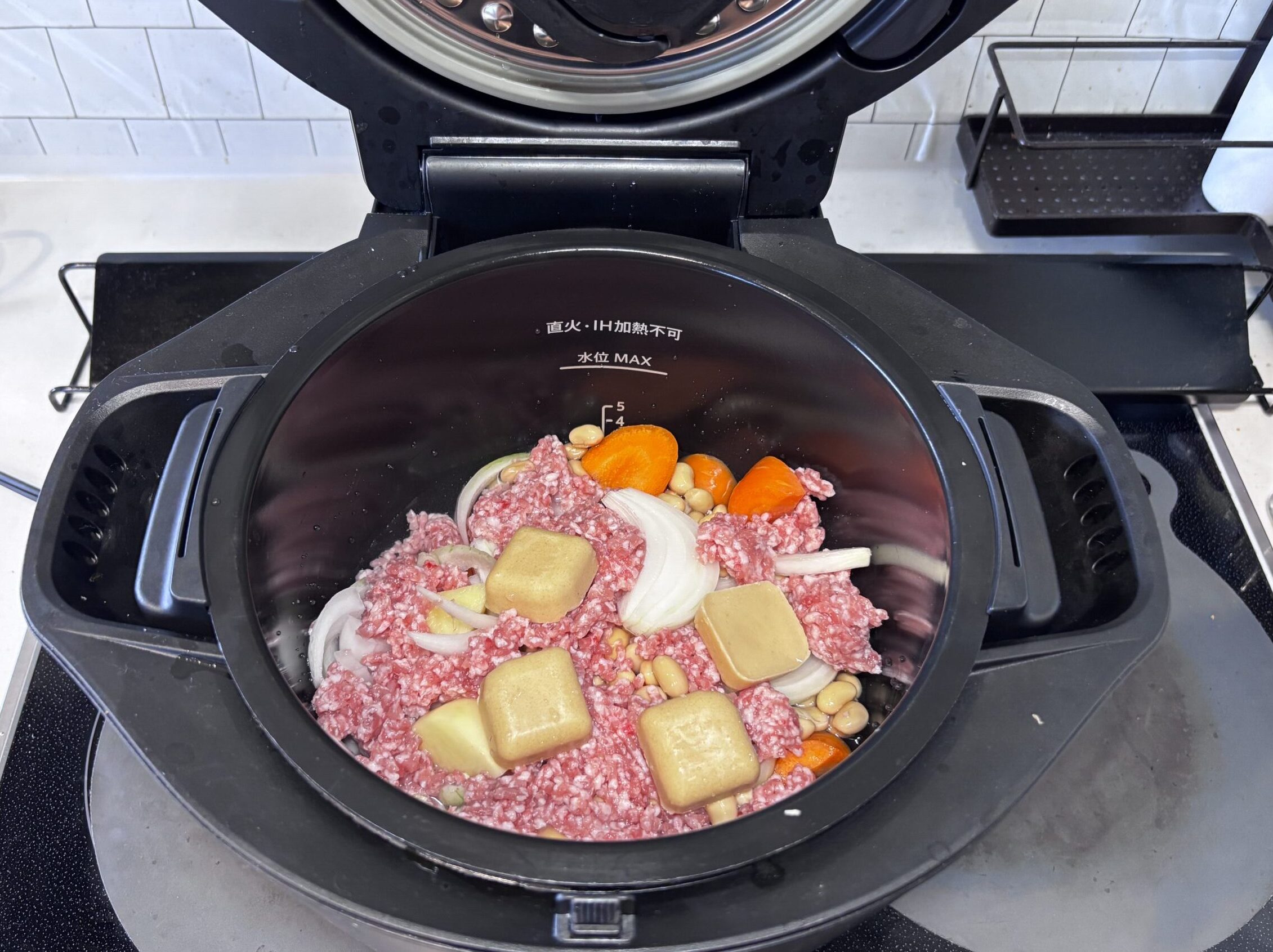 ホットクックの内鍋にひき肉・野菜・シチューのルーを入れた状態