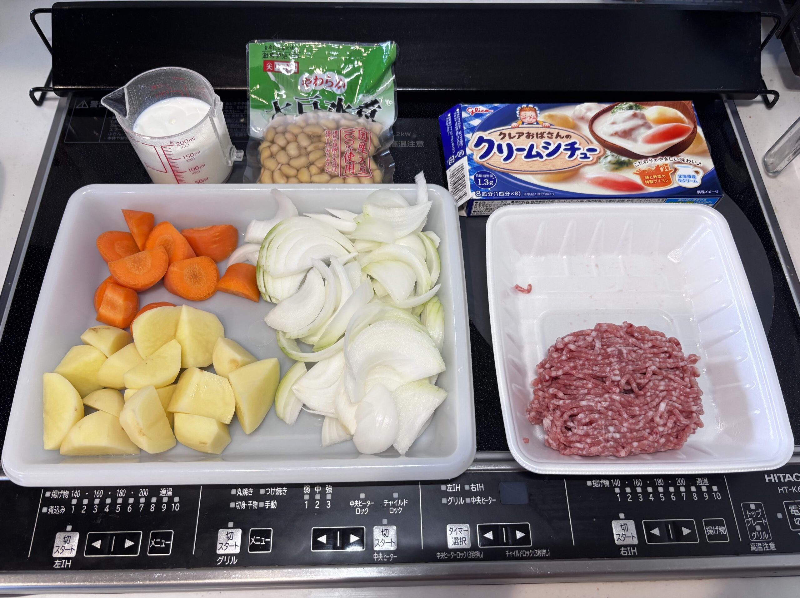 ホットクックのクリームシチューの食材一式（じゃがいも・にんじん・玉ねぎ・ひき肉・大豆）