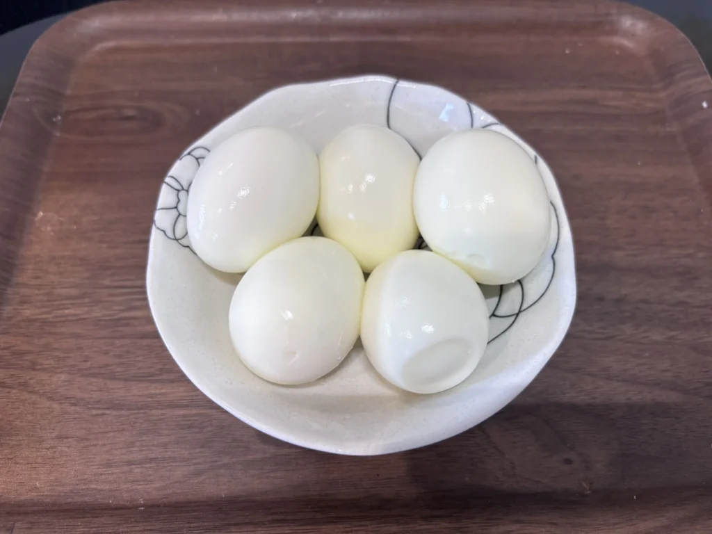 ゆで卵完成し、更に入れた様子