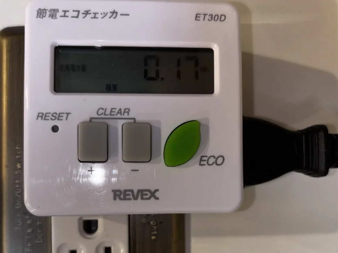 ホットクックでサラダチキンを低温調理した際のエコチェッカー消費電力の表示画面