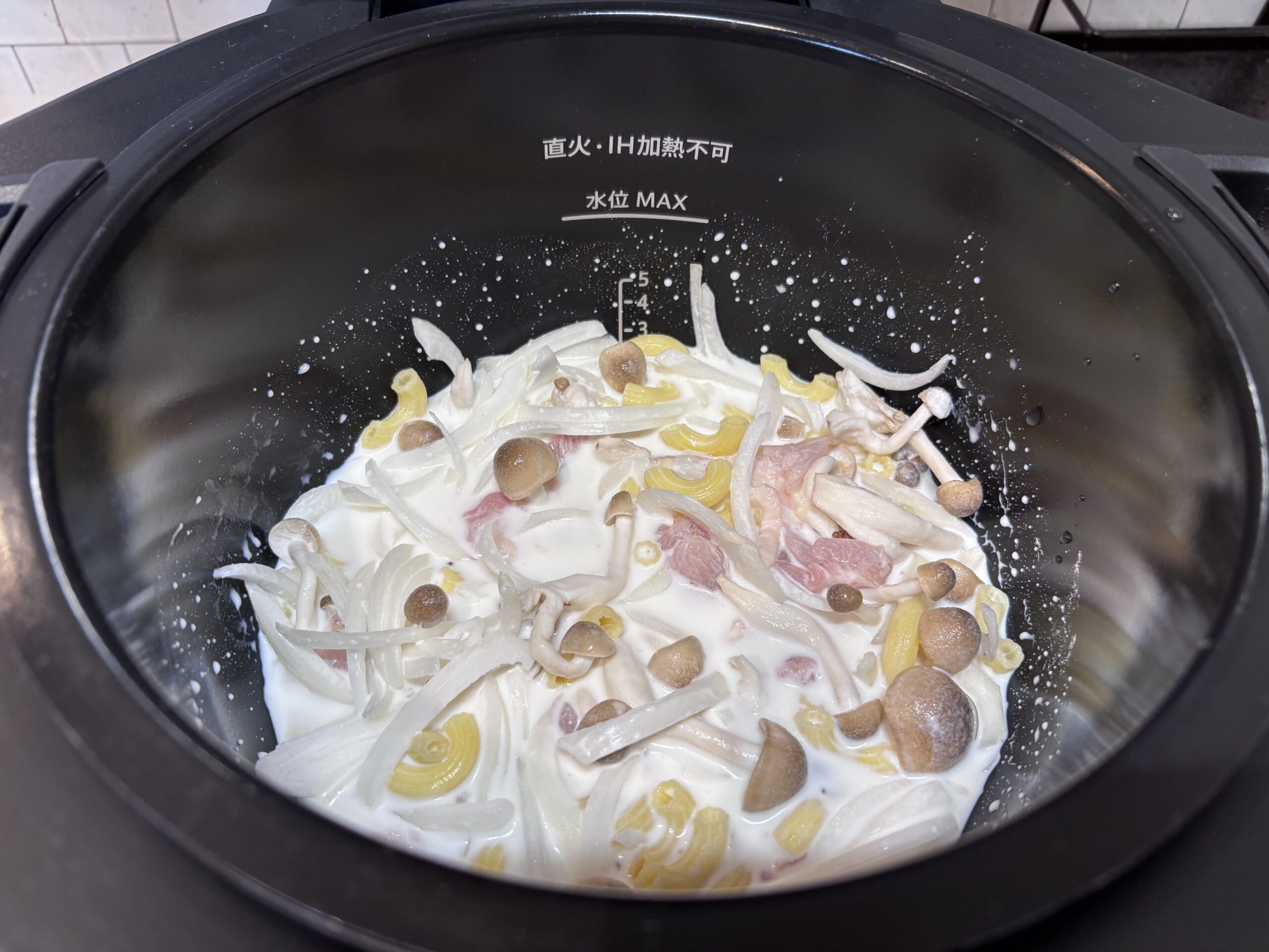 ホットクックに材料を入れた様子