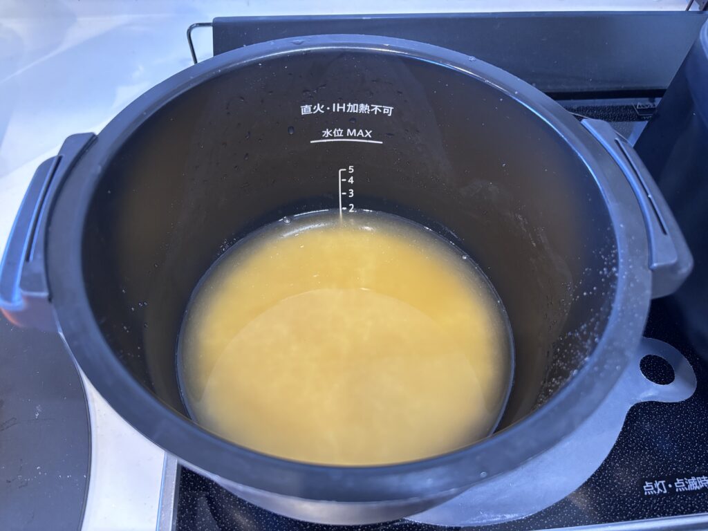 ホットクックに調味料と水を入れた状態