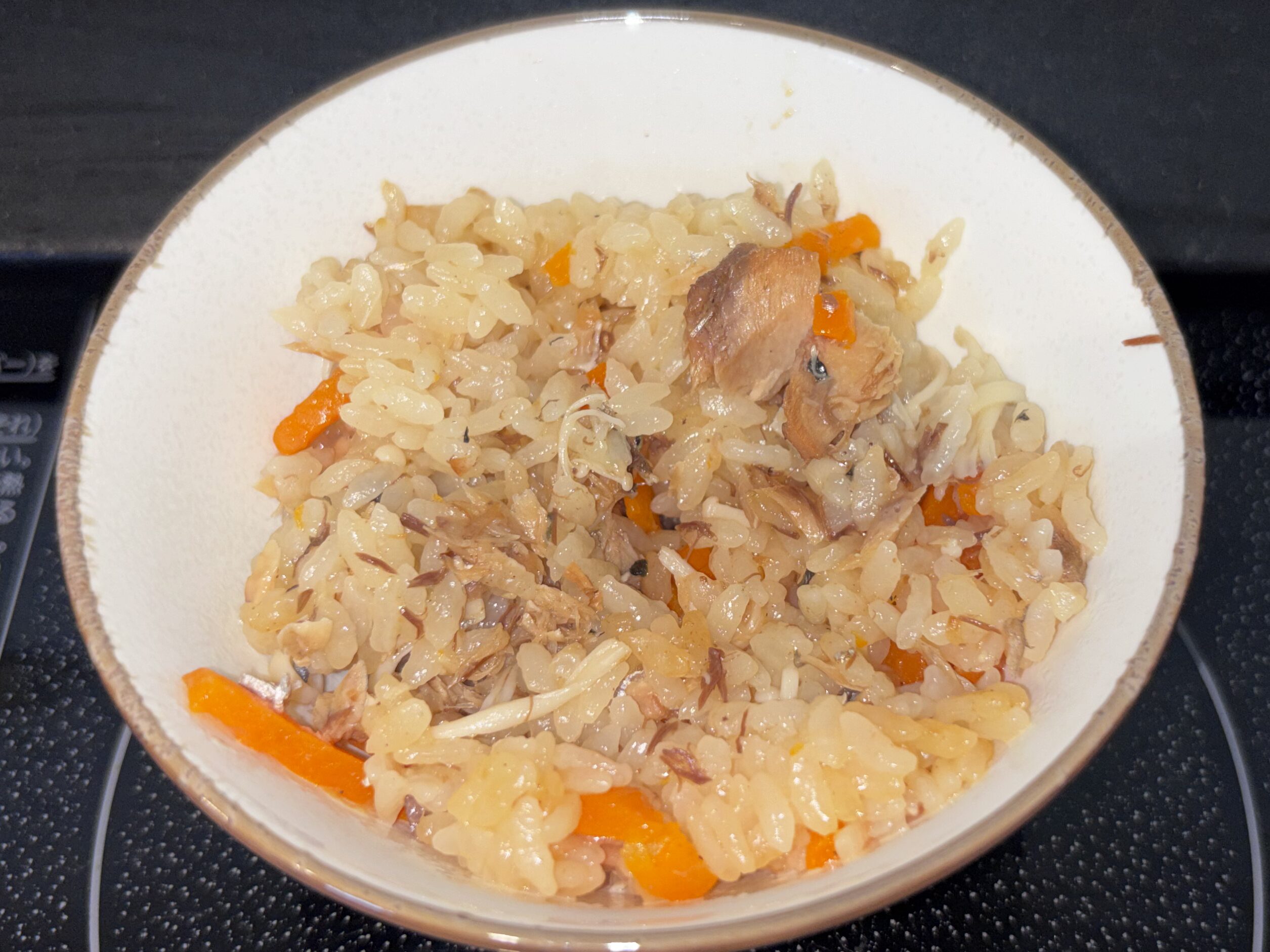 茶碗によそったサバ缶炊き込みご飯。サバの旨味が染み込んだ炊き込みご飯