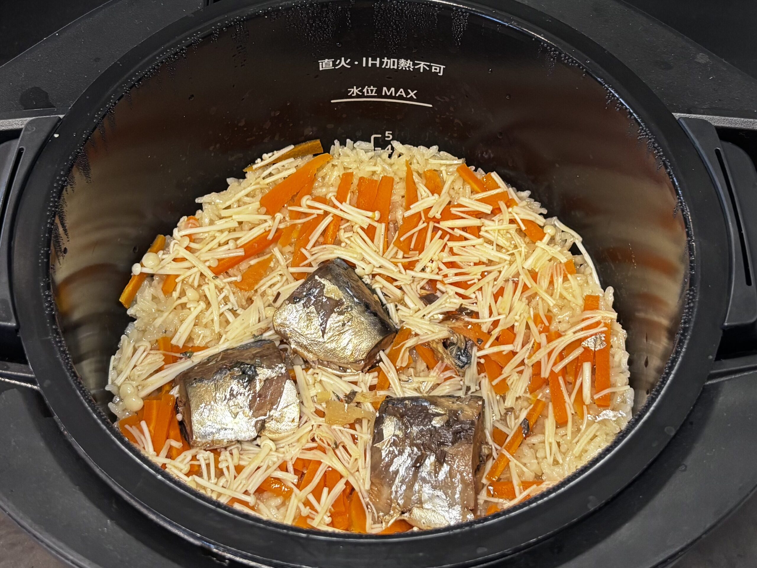 炊き上がったサバ缶炊き込みご飯をホットクックの内鍋で完成した様子