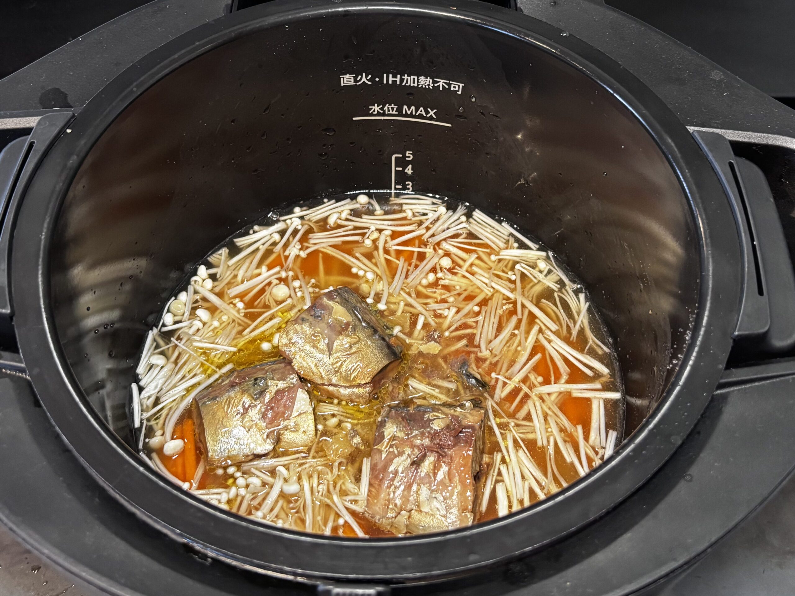 ホットクックの内鍋に炊飯前のサバ缶炊き込みご飯の材料をセットした状態