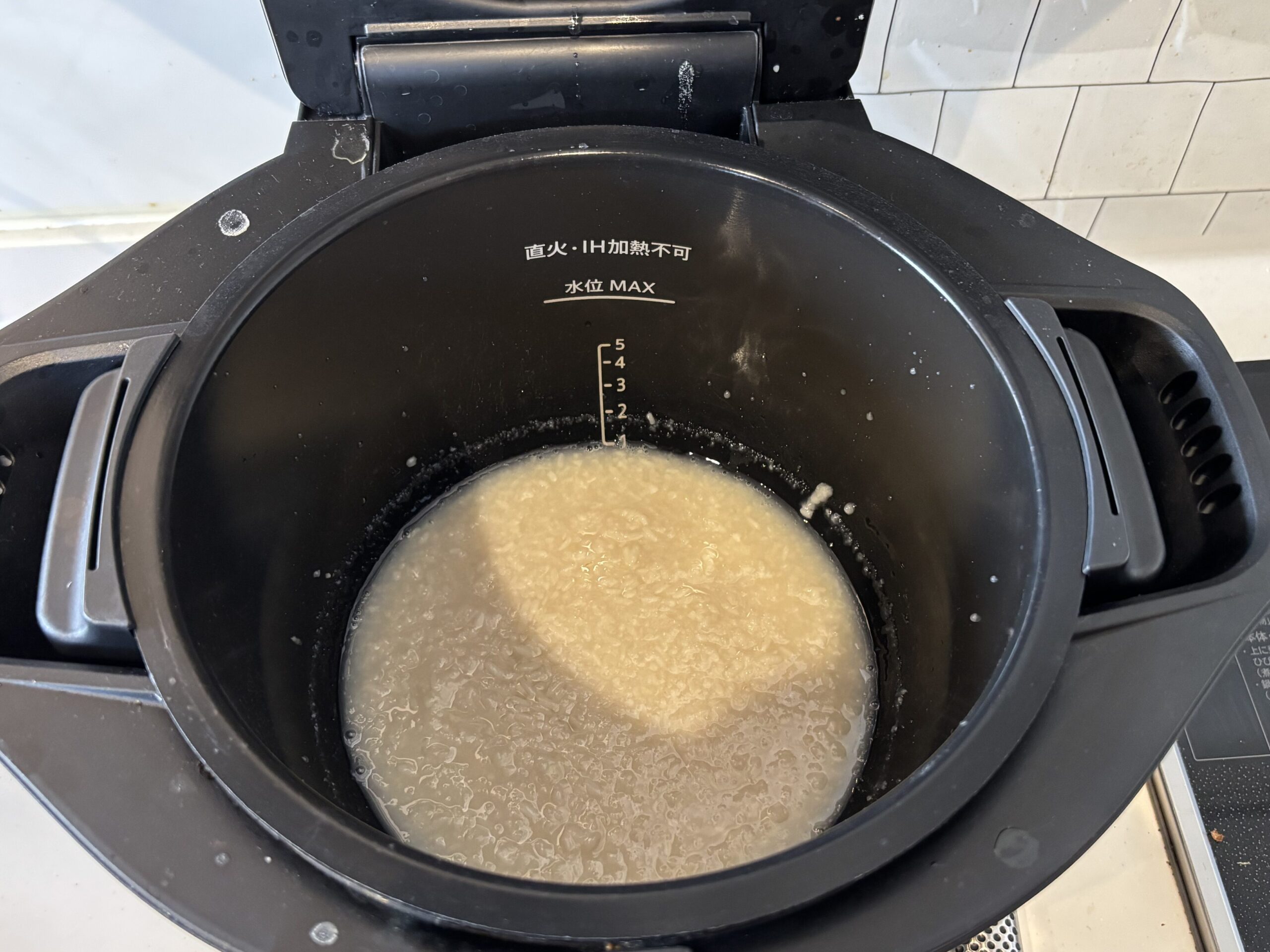 ホットクックで塩麹を発酵させている様子