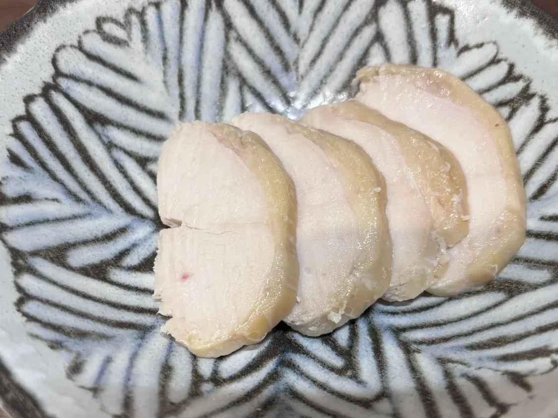 和柄の器に盛り付けたサラダチキンのスライス