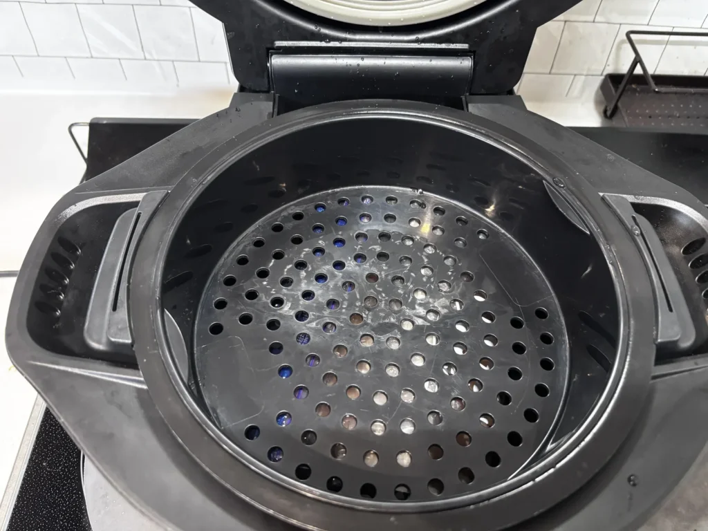 ホットクックの内鍋に蒸しトレーをセットするホットクックの内鍋に蒸しトレーをセットする