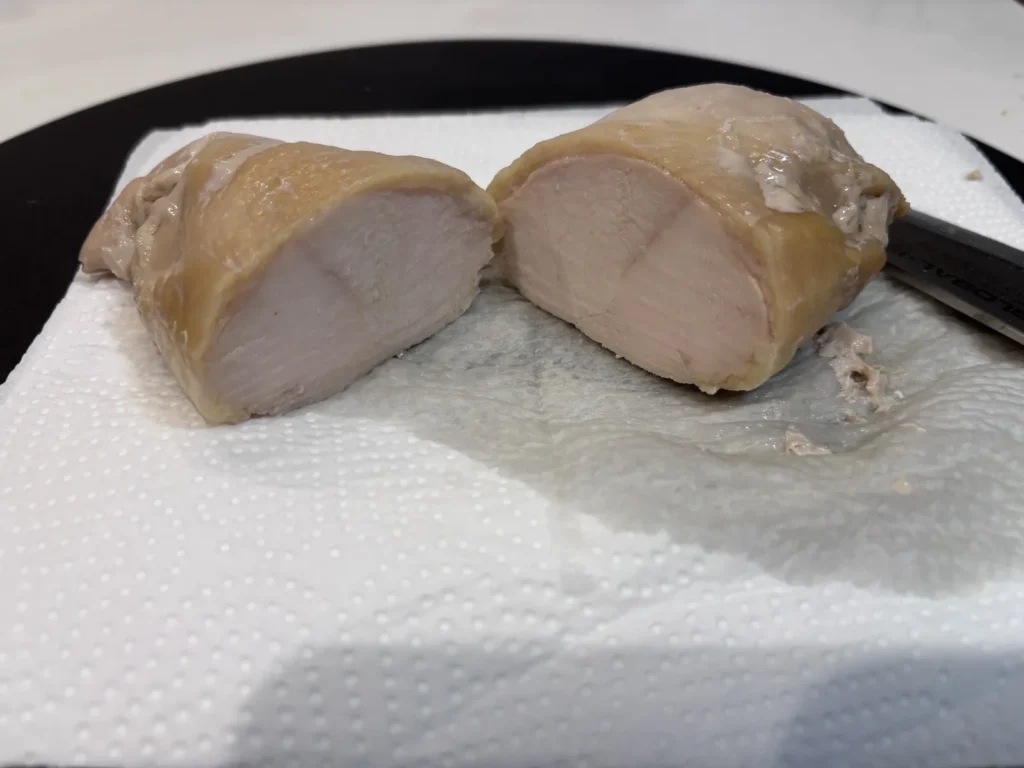 サラダチキンを半分に切った断面。しっとりとした白い肉質が確認できる
