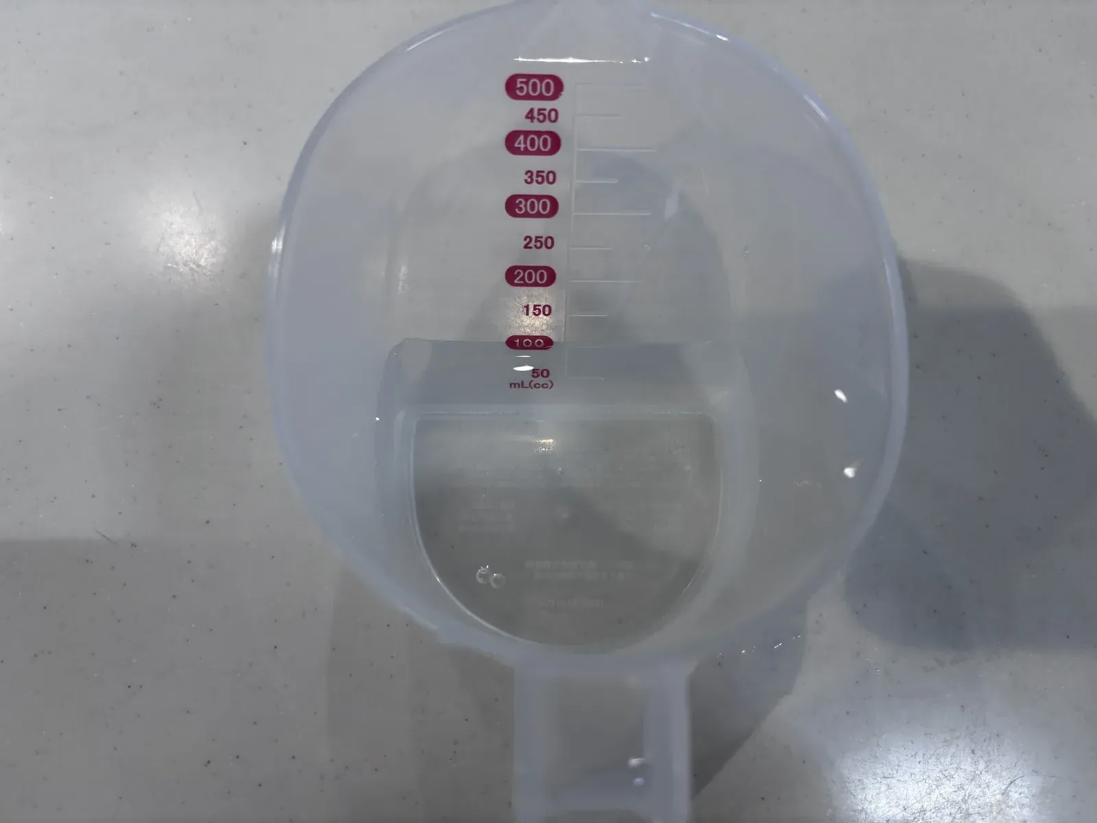 計量カップで水を計る