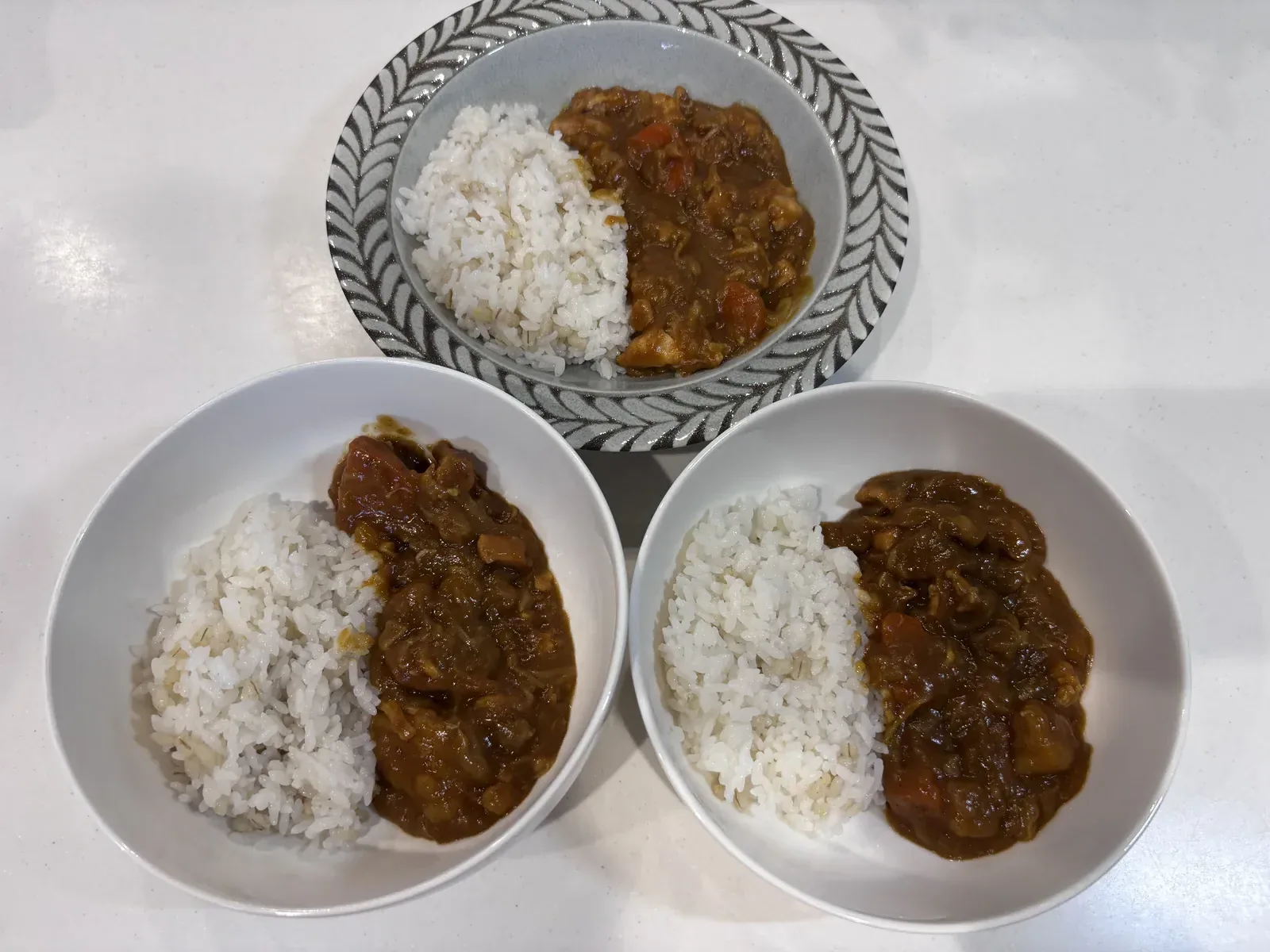 盛り付けたカレーライス3皿(大人1人・子ども2人分)