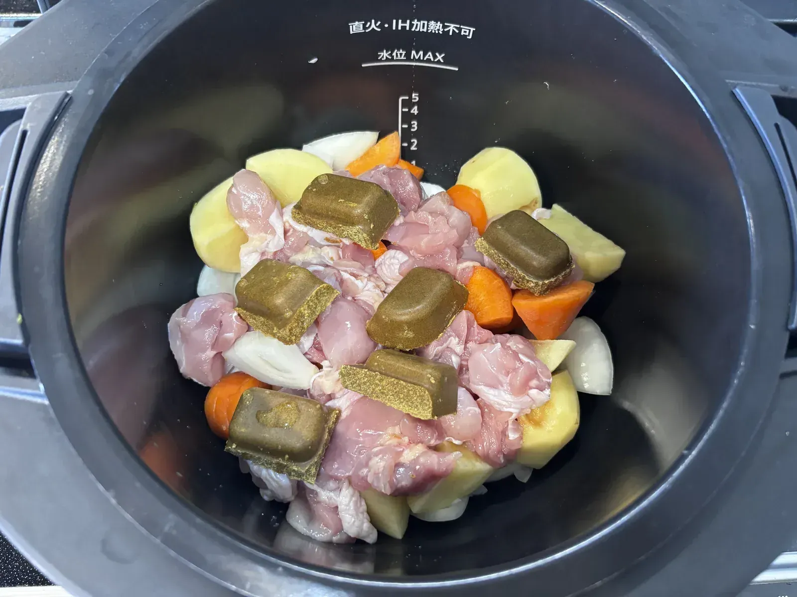 ホットクックの内鍋に材料とカレールーを入れた状態