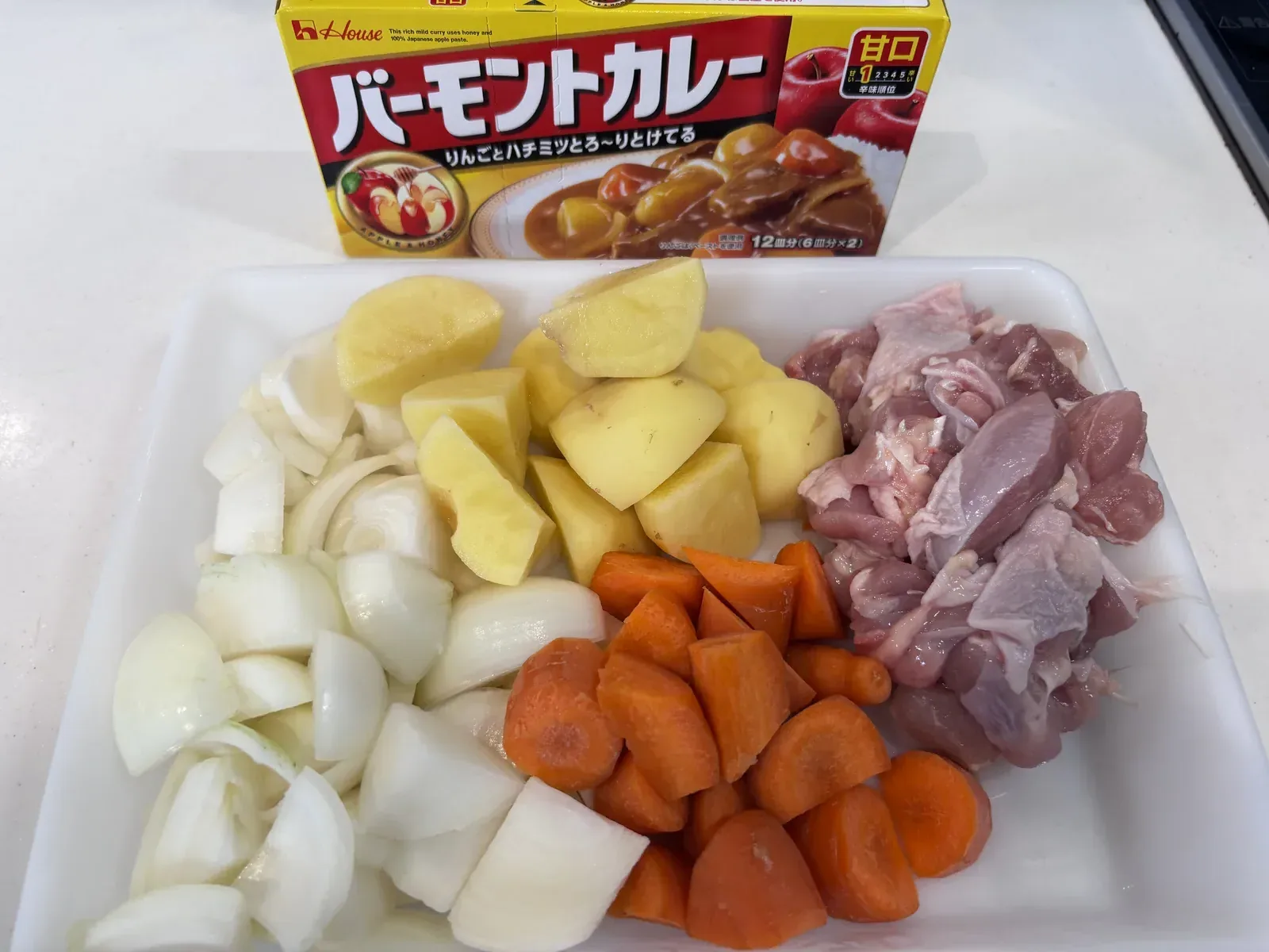 ホットクックカレーの材料(鶏もも肉・じゃがいも・玉ねぎ・にんじん・バーモントカレー甘口)