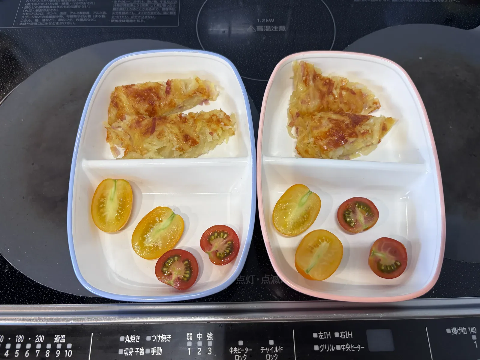 子供2人分に切り分けたガレットとミニトマト