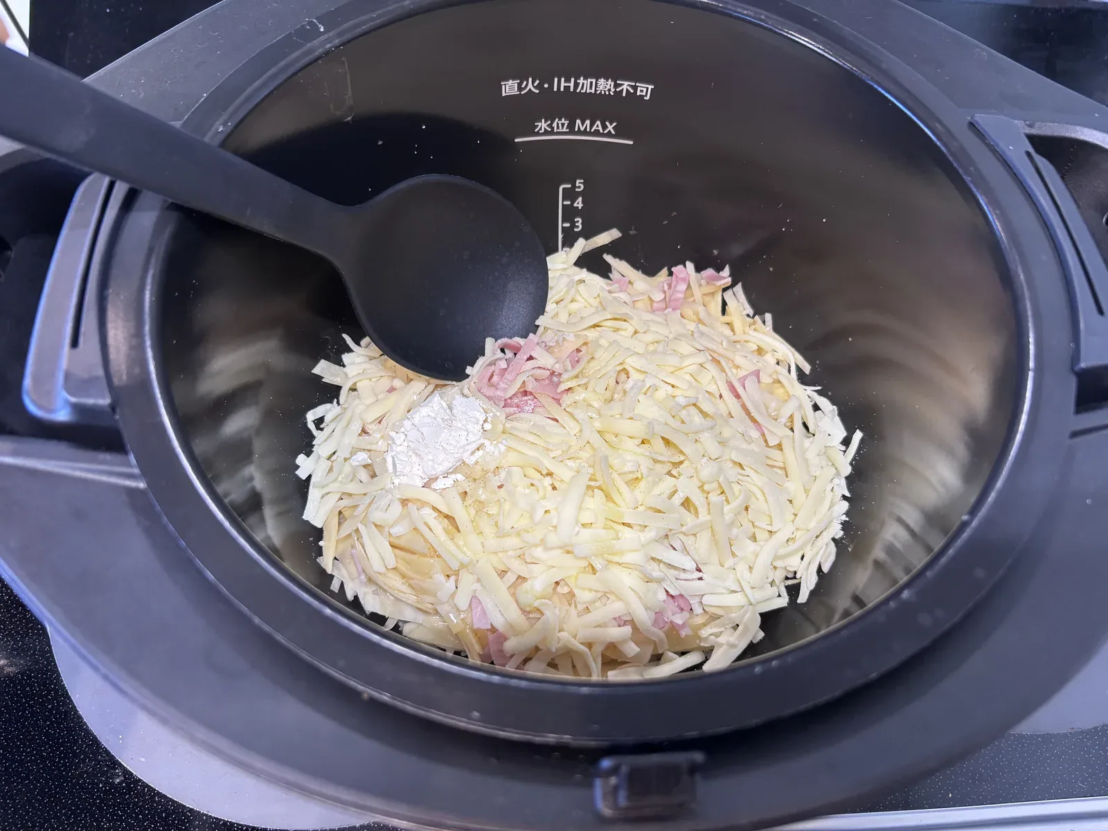 ホットクックの内鍋で材料を混ぜる