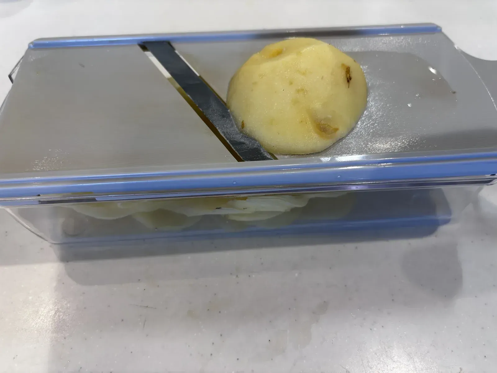スライサーでじゃがいもを薄切りにする