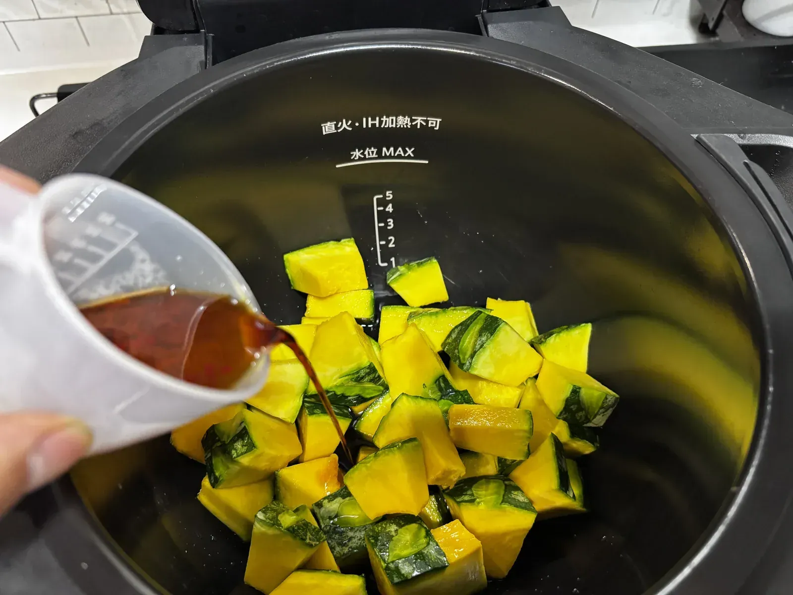 カボチャにしょうゆ・みりんを回しかける
