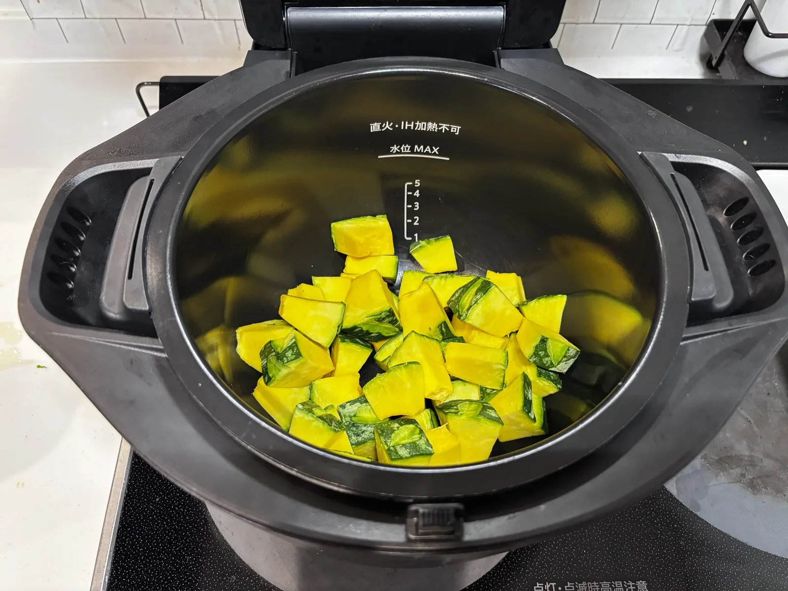 ホットクックの内鍋に入れたカボチャ