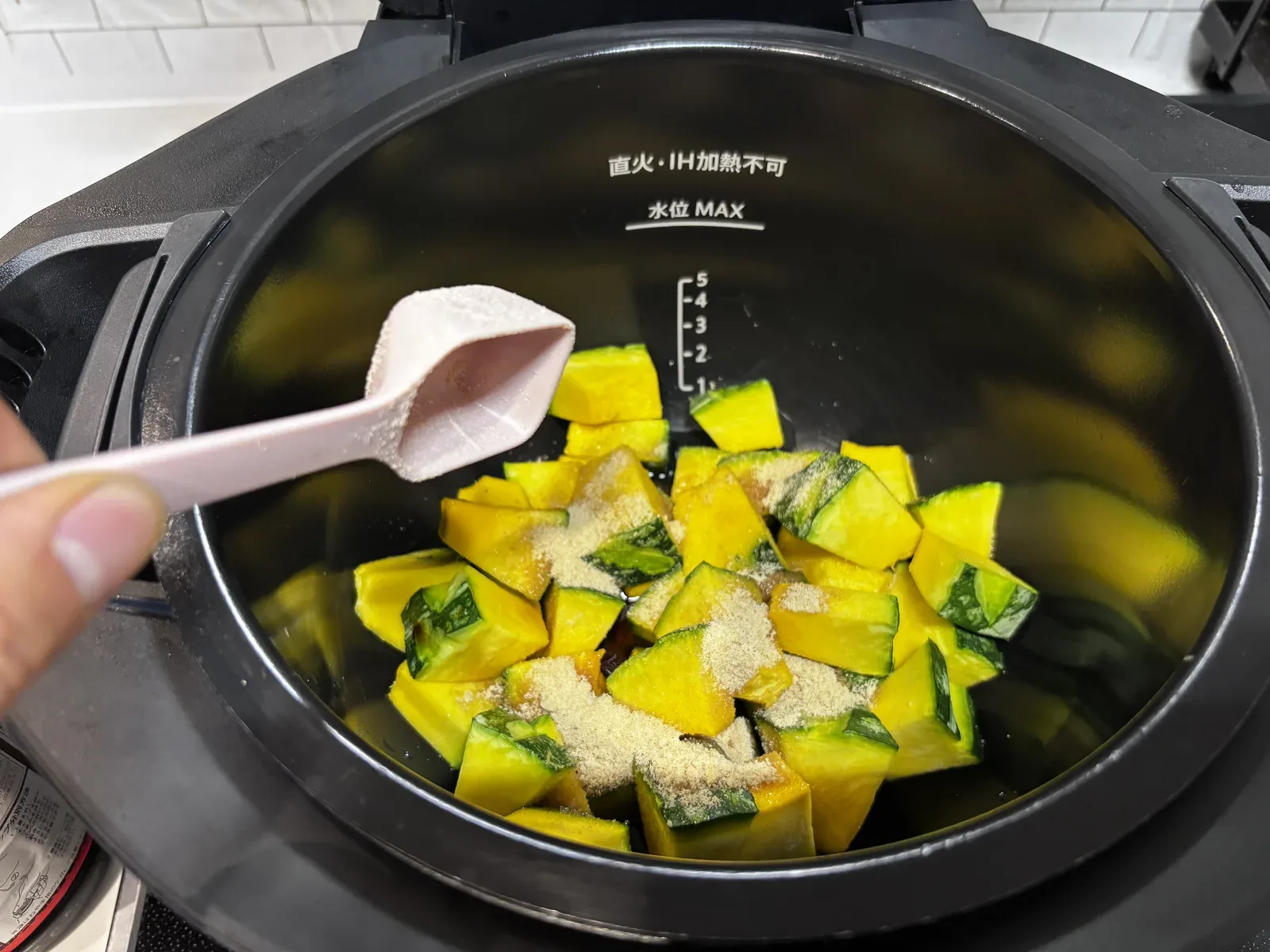 カボチャに砂糖をふりかける