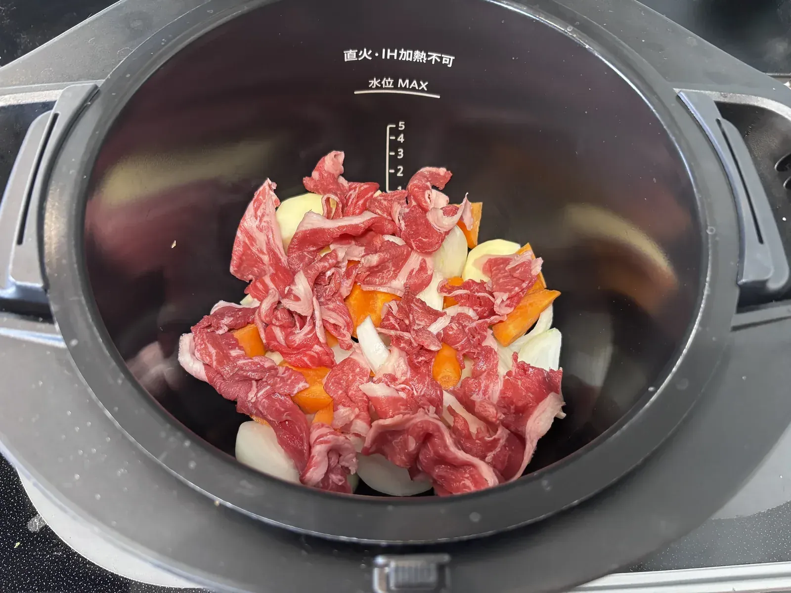 野菜の上に牛肉の半量をのせたところ