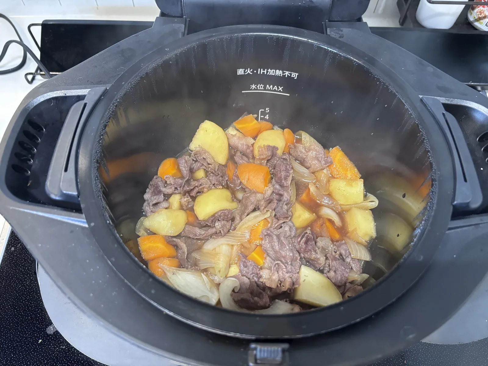 加熱後のホットクックの内鍋（肉じゃが完成）
