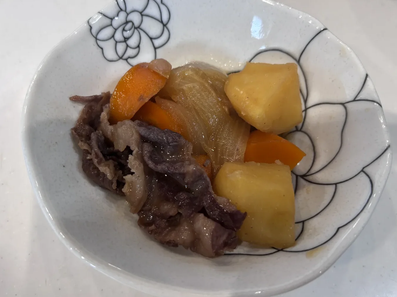 器に盛りつけたホットクックの肉じゃが