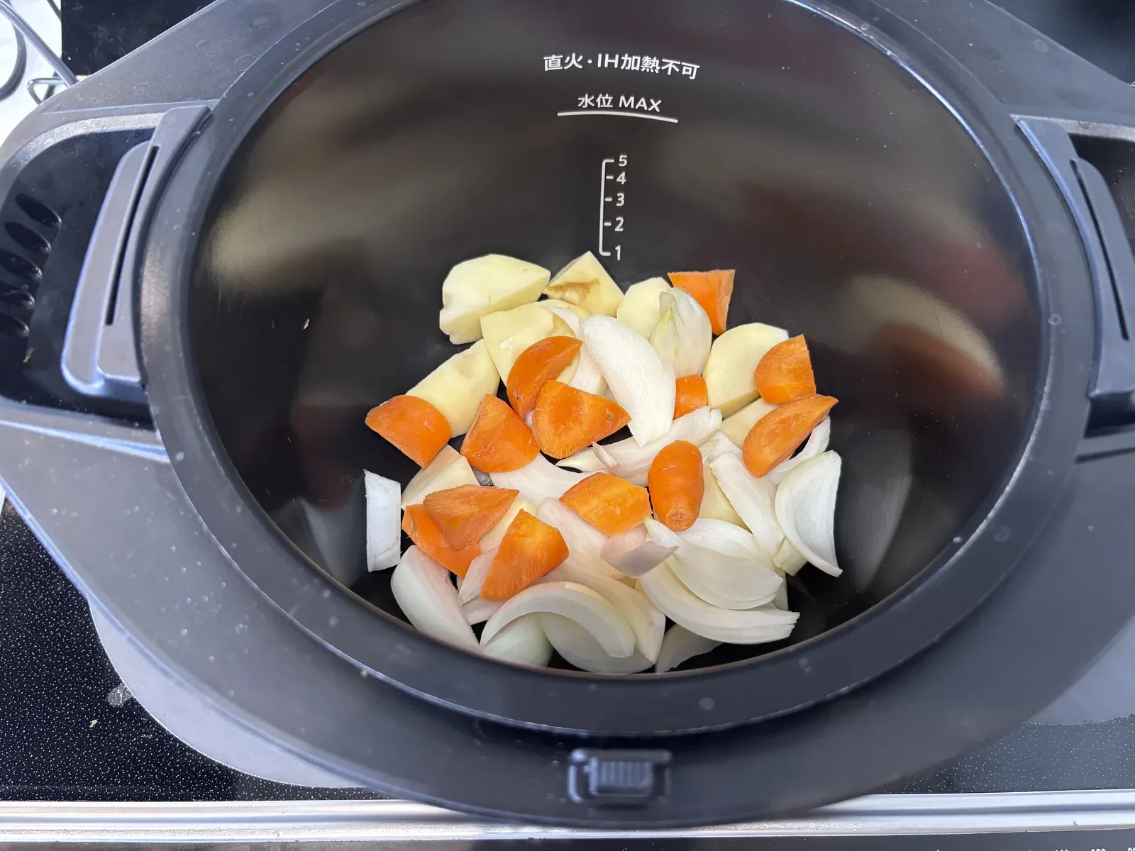 ホットクックの内鍋に野菜の半量を入れたところ