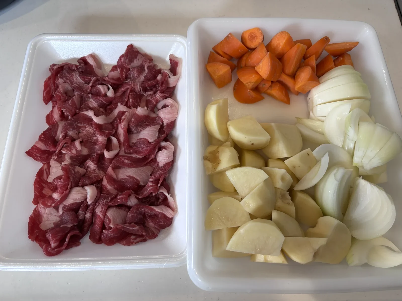 肉じゃがの材料（牛バラ薄切り肉・じゃがいも・にんじん・玉ねぎ）