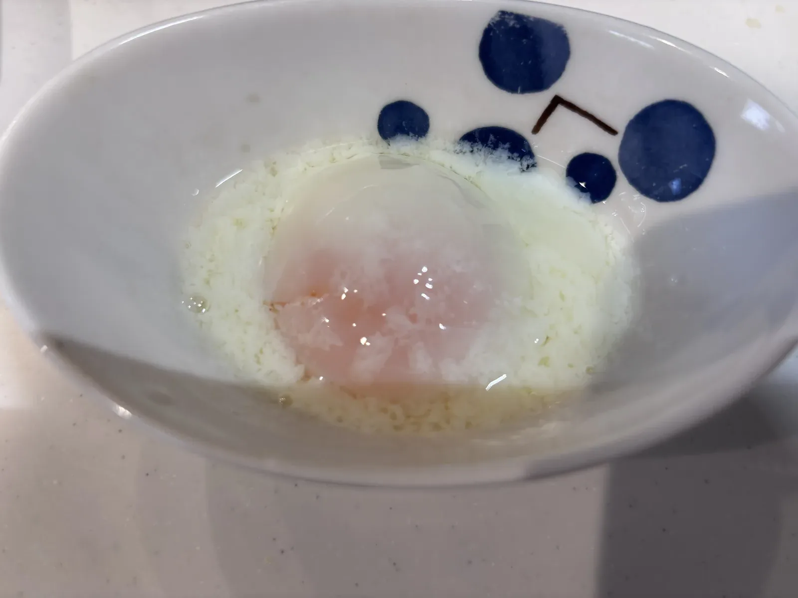 器に割り出したホットクックの温泉卵(白身ぷるぷる・黄身ねっとり)