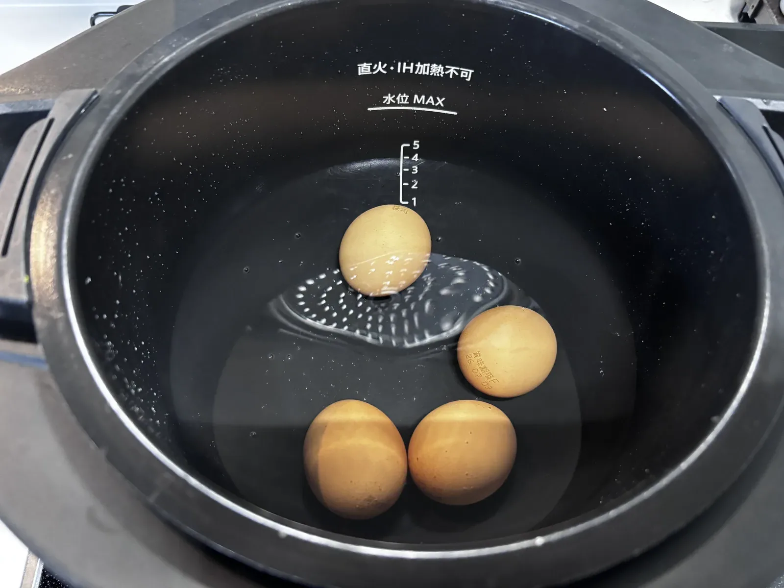 卵がかぶるまで水を注いだホットクックの内鍋
