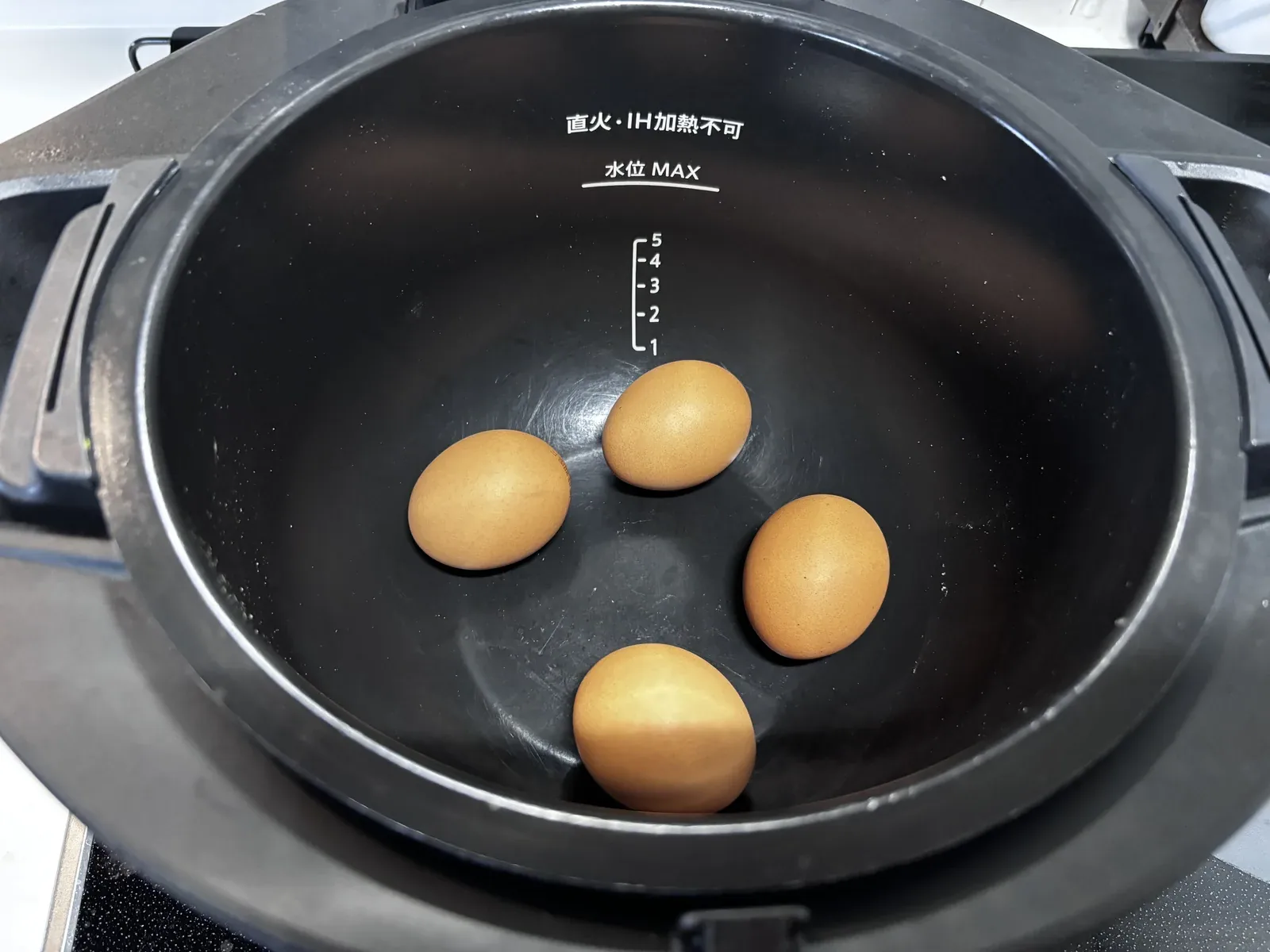 ホットクックの内鍋に卵を4個並べる