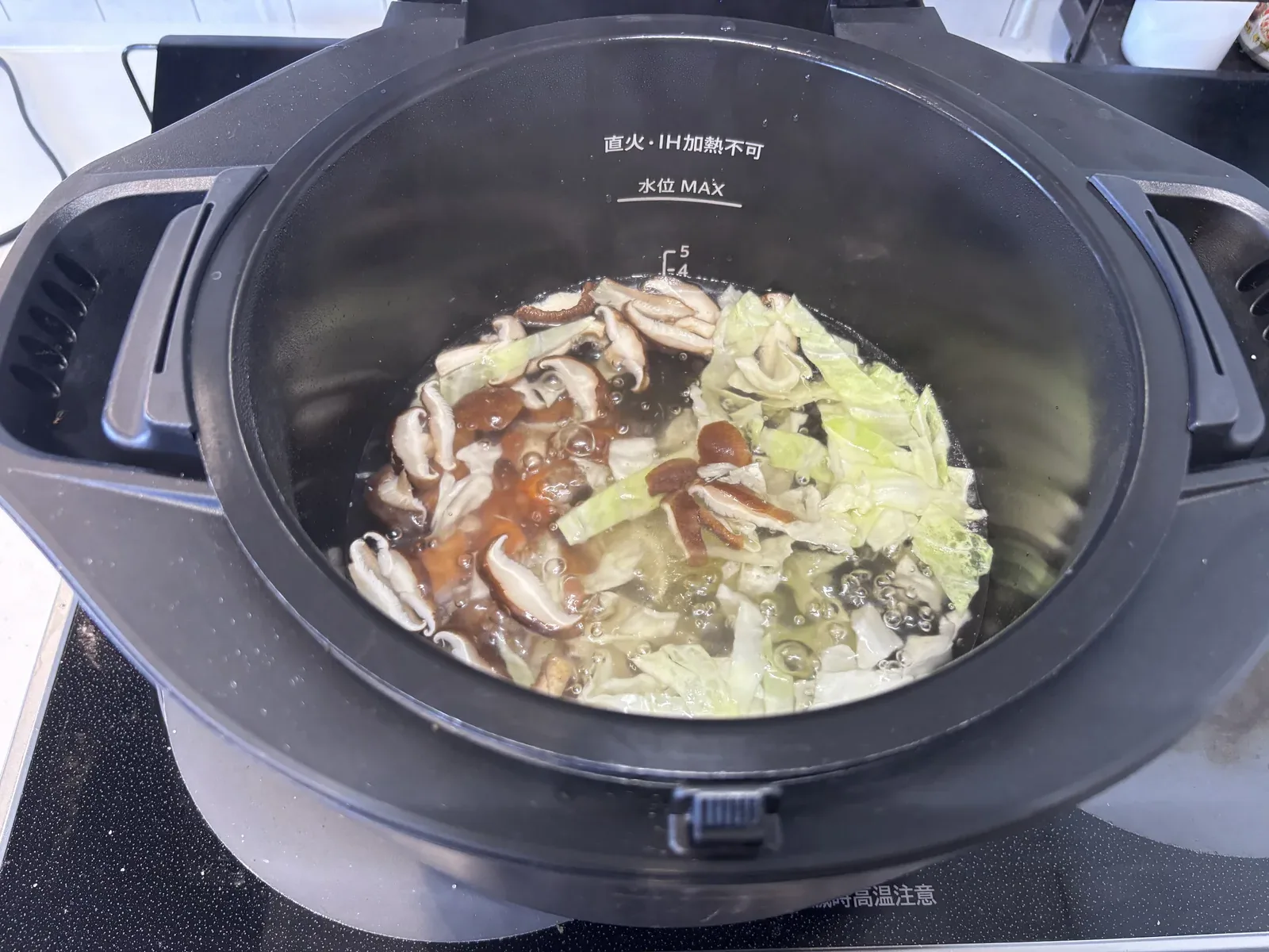 加熱中、具材が煮えている内鍋