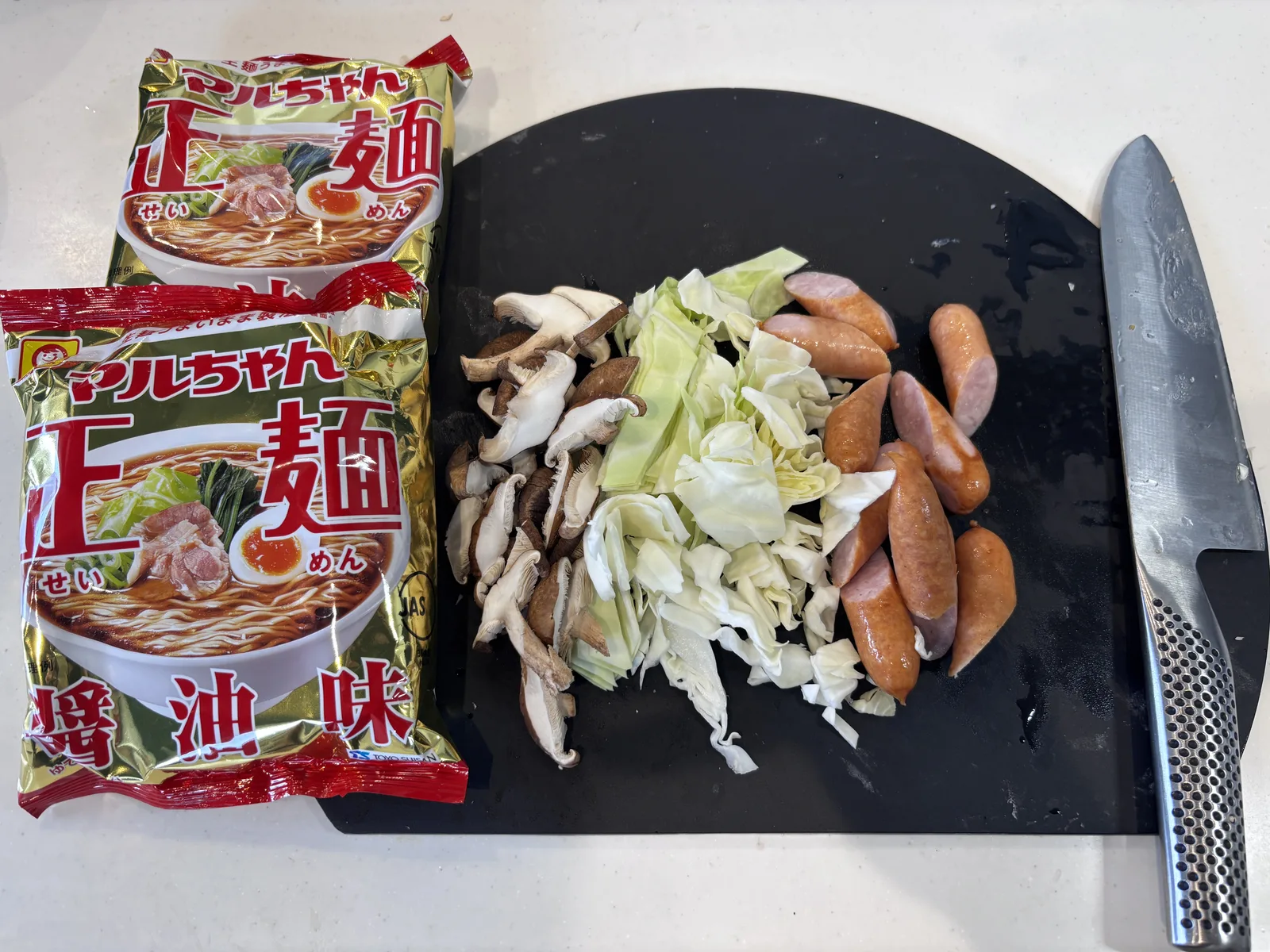 マルちゃん正麺2袋とキャベツ・しいたけ・ウインナー