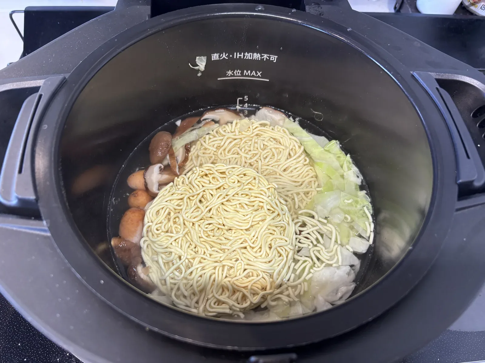 乾麺を投入した直後の内鍋