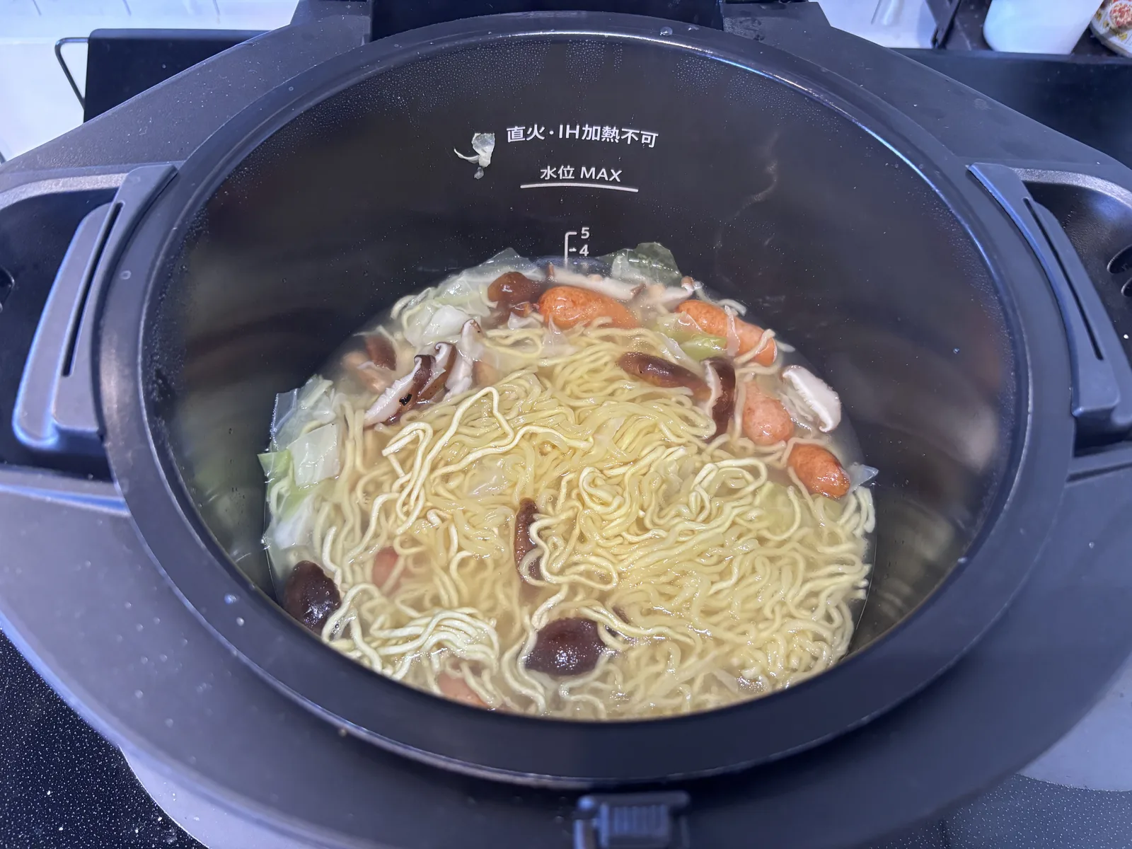 加熱後も中央に麺の塊が残っている内鍋