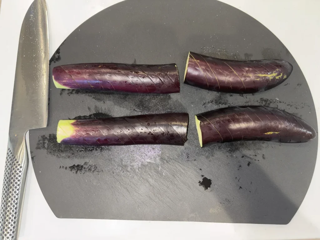 皮に斜めの切り込みを入れた状態