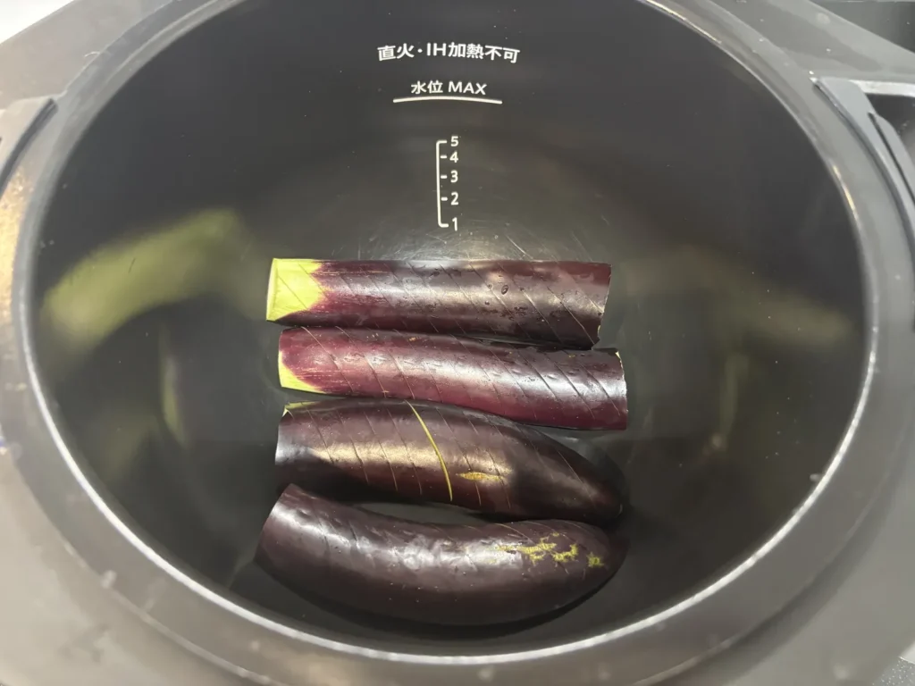 内鍋に皮を上にして並べたなす