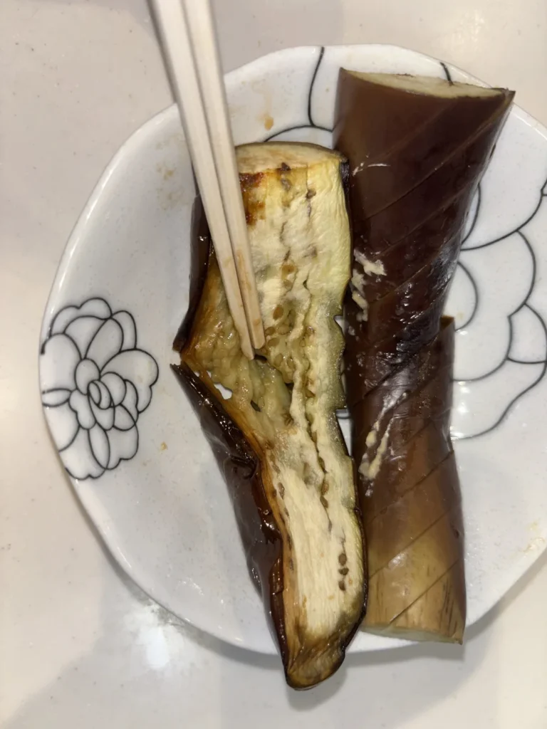 完成したなすの揚げ焼きの断面。果肉まで火が通っている