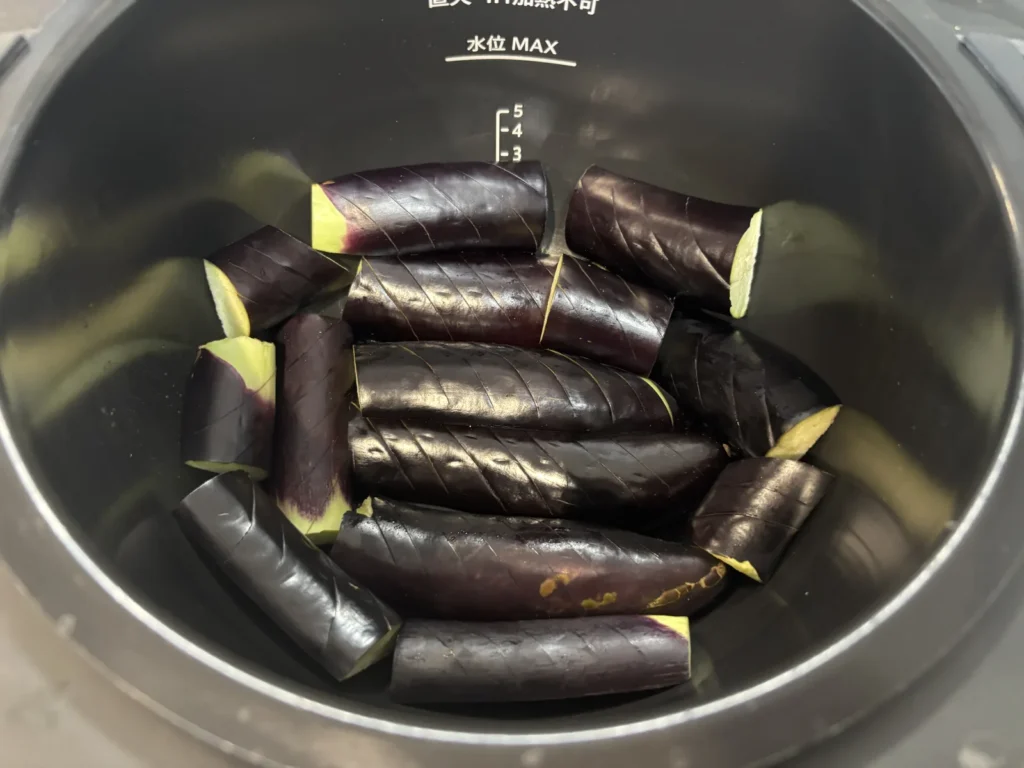 なす2本(400g)を詰めた内鍋。内鍋いっぱいになります