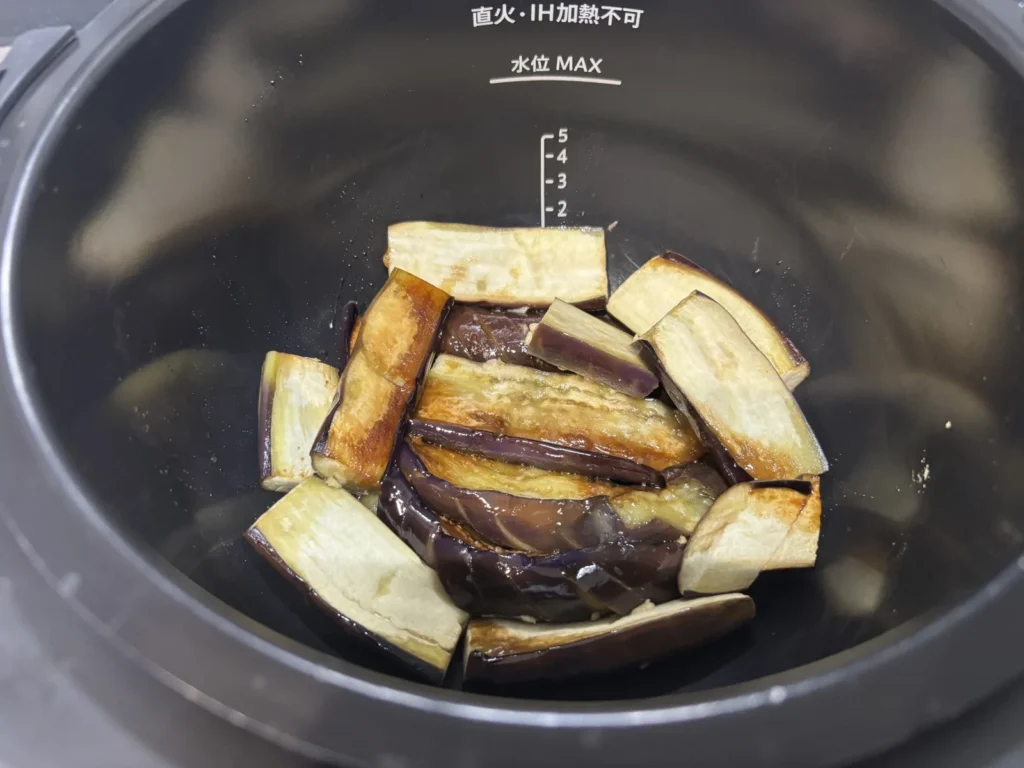 加熱直後。上に乗っていたなすは色が薄く、味が染みていません