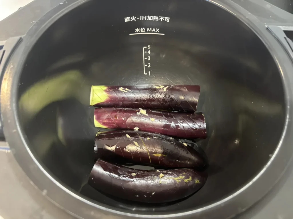 オリーブオイル・しょうゆ・チューブしょうがを入れたところ