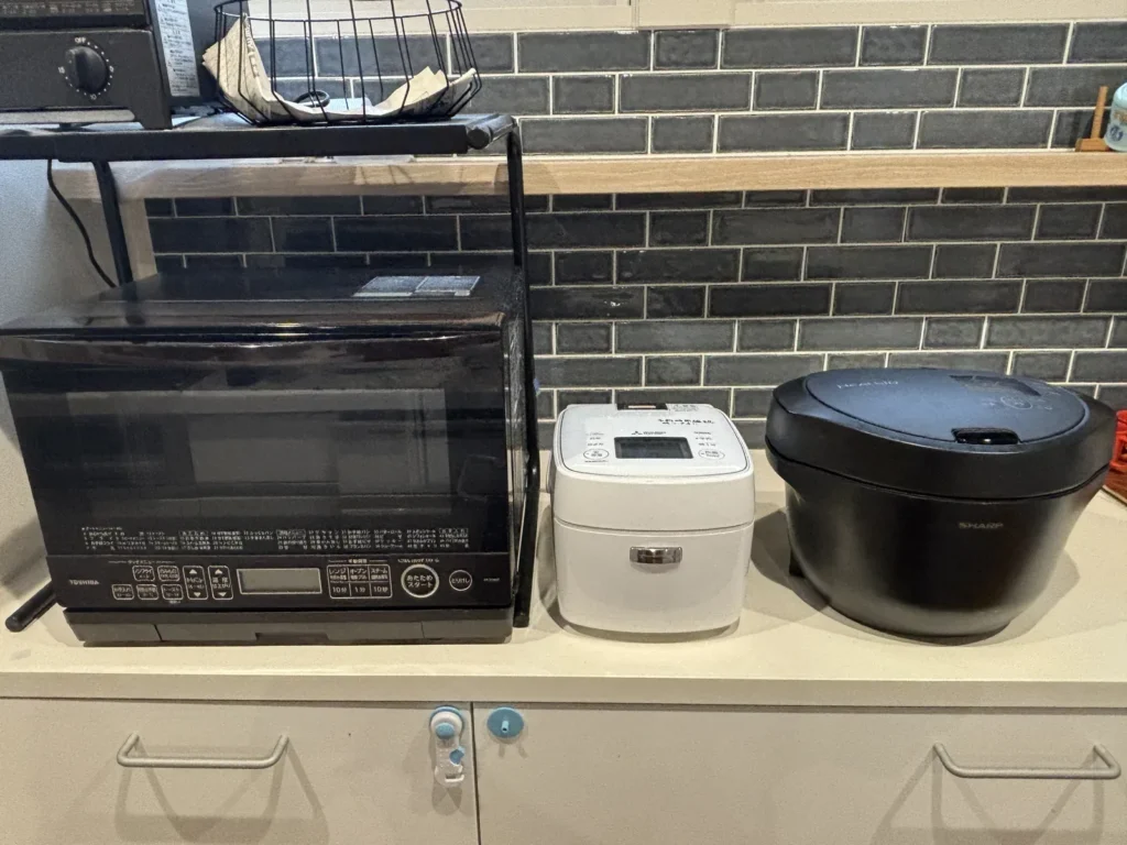 ホットクック2.4Lを炊飯器・オーブンレンジと並べて置いたキッチンカウンター
