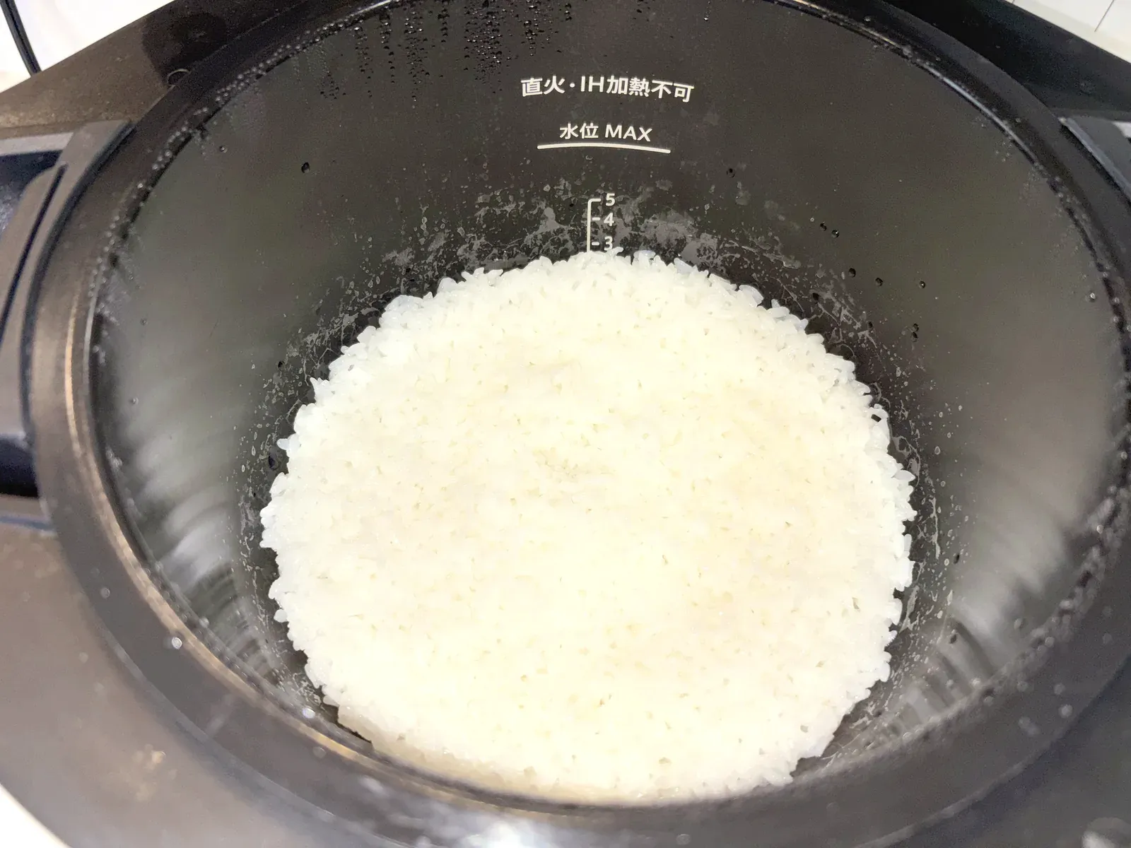 ホットクックの内鍋で炊き上がった白米2合