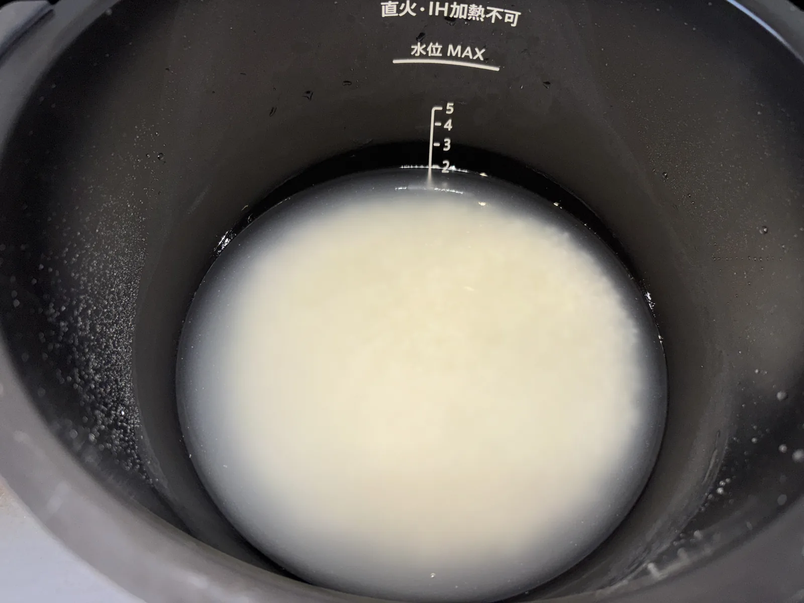 白米2合の水位線まで水を入れた内鍋