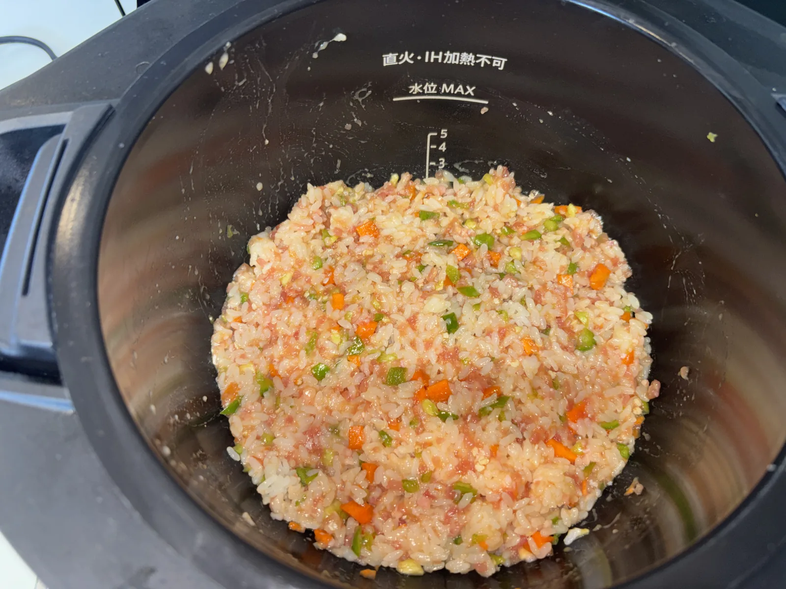 加熱前に全体が混ざったチャーハンの内鍋