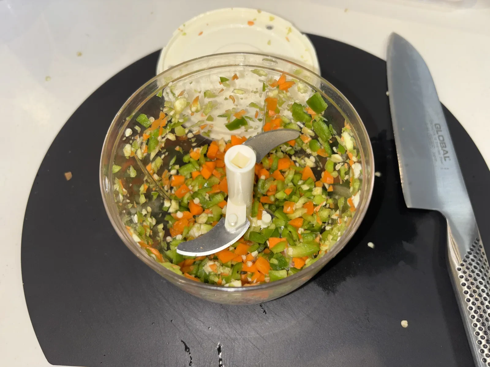 手動のみじん切りチョッパーで野菜をみじん切りにしたところ