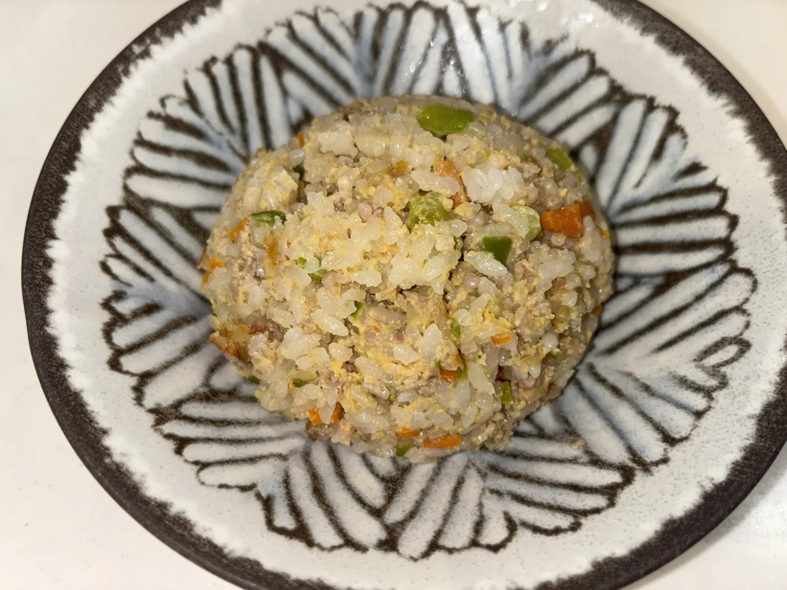 ホットクックで作ったチャーハンを器に盛り付けた完成写真