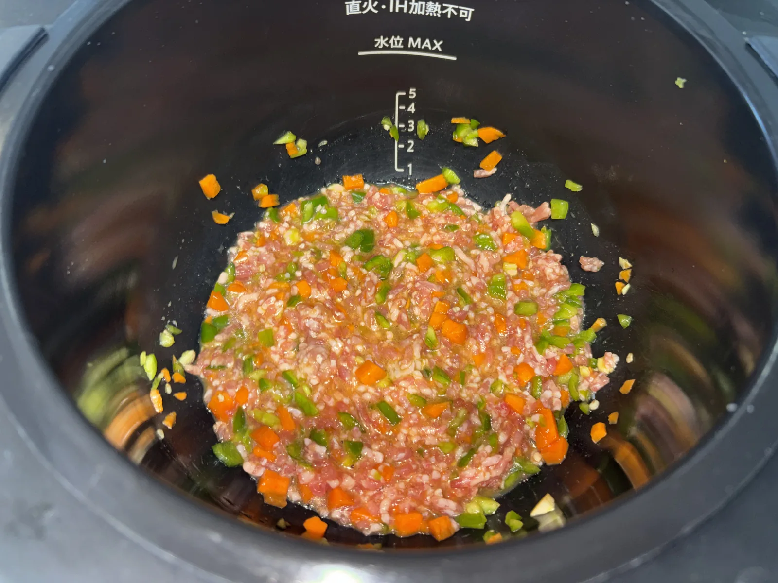 内鍋の具材と調味料を混ぜ合わせた状態