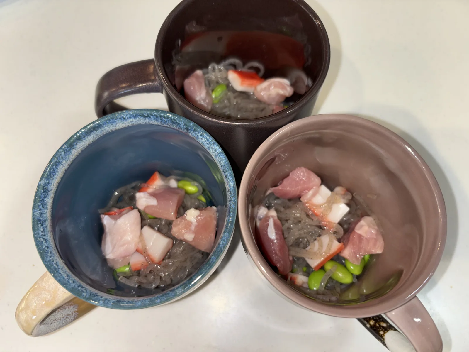 茶碗蒸しの具をマグカップに入れた状態